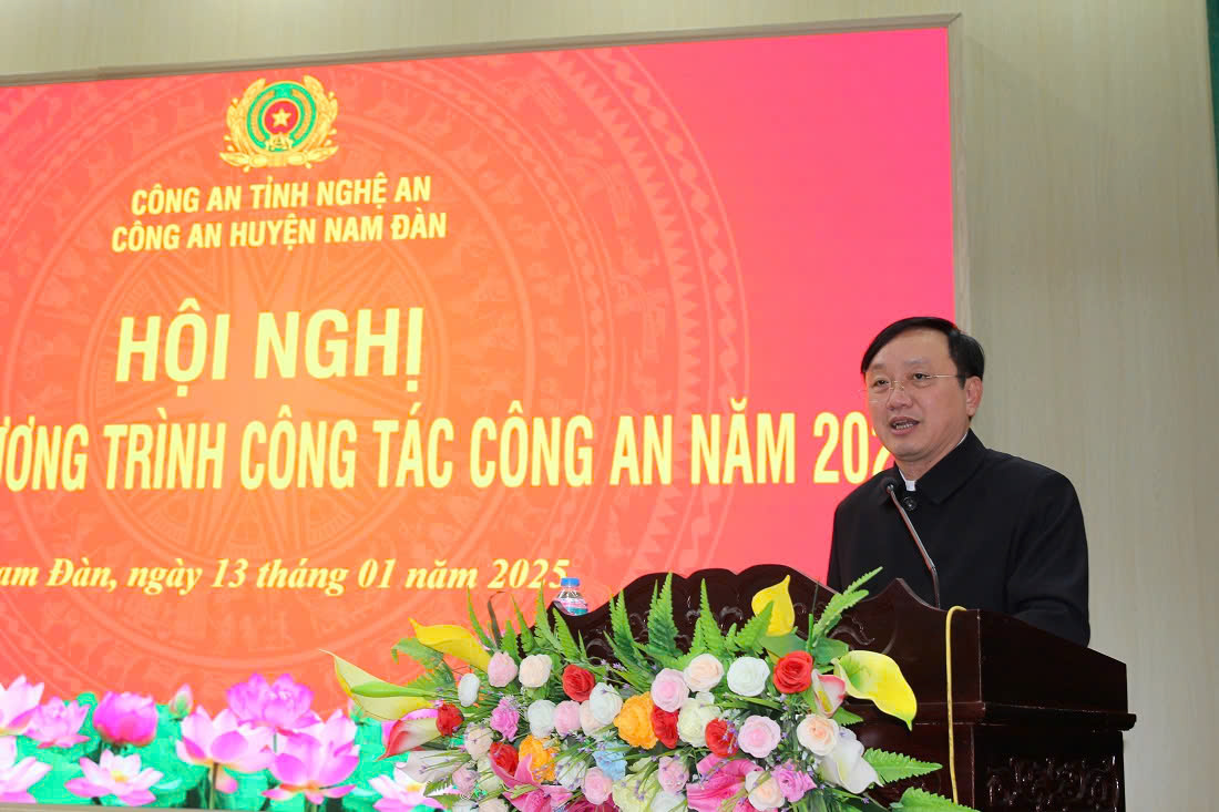 Đồng chí Nguyễn Hồng Sơn, Chủ tịch UBND huyện Nam Đàn phát biểu tại Hội nghị