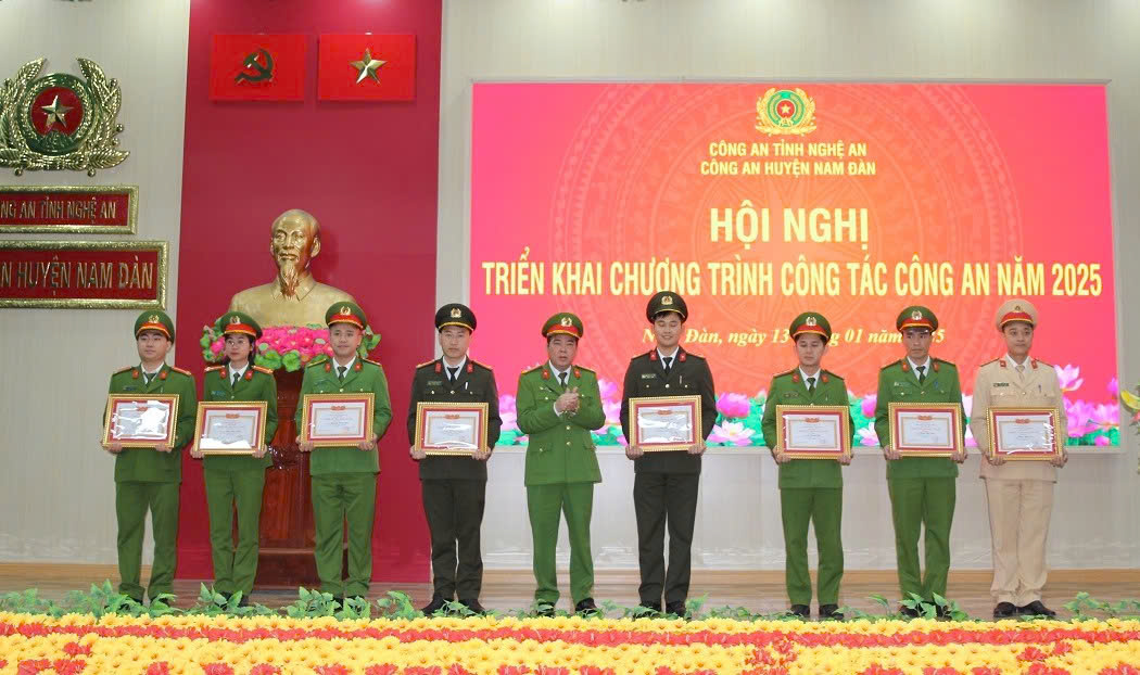 Khen thưởng các tập thể, cá nhân có thành tích xuất sắc trong năm 2024