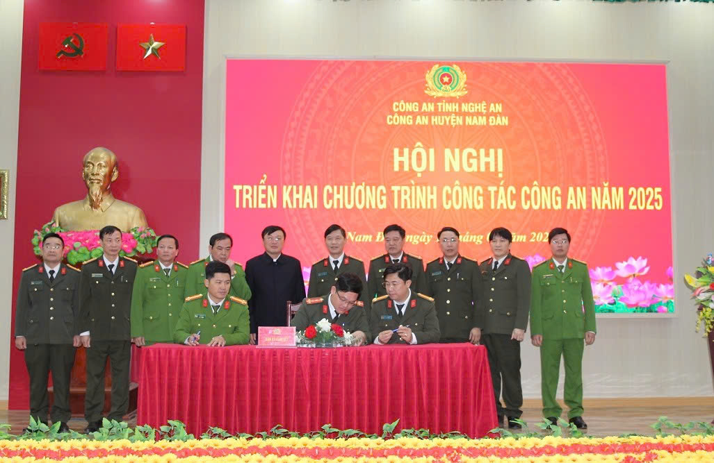 Các đội ký cam kết thực hiện phong trào thi đua năm 2025
