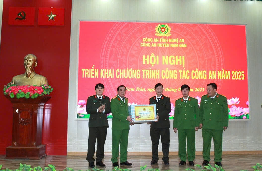 Đồng chí Đại tá Lê Văn Thái, Phó Giám đốc Công an tỉnh trao quà của đồng chí Giám đốc Công an tỉnh tặng Công an huyện Nam Đàn