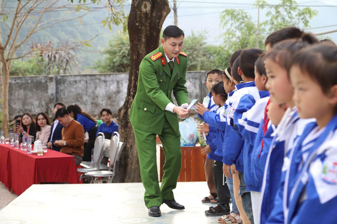 Những món quà ý nghĩa, kịp thời động viên, khuyến khích các em học sinh Trường Tiểu học Châu Hồng nhân dịp Tết đến, Xuân về
