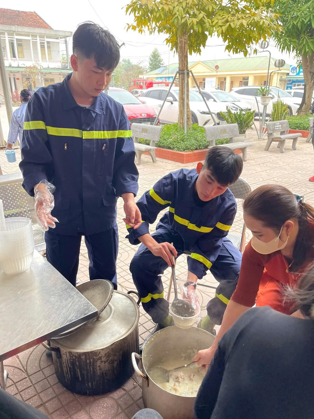 Trước đó, ngày 09/1, Phòng Cảnh sát PCCC&CNCH phối hợp phát 300 suất cháo miễn phí cho bệnh nhân ở Trung tâm y tế huyện Nam Đàn