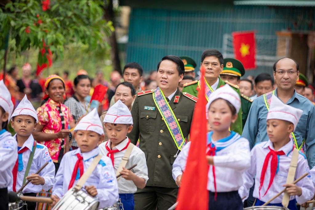 Đồng chí Thiếu tướng Bùi Quang Thanh, Ủy viên Ban Thường vụ Tỉnh ủy, Bí thư Đảng ủy, Giám đốc Công an tỉnh tới dự Ngày hội Đại đoàn kết toàn dân tộc tại bản Ta Đo, xã Mường Típ, huyện Kỳ Sơn.