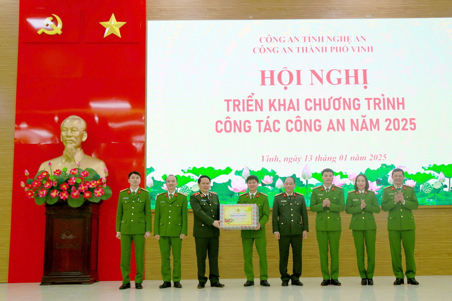 Đồng chí Thiếu tướng Bùi Quang Thanh, Ủy viên Ban Thường vụ Tỉnh ủy, Bí thư Đảng ủy, Giám đốc Công an tỉnh tặng quà Công an thành phố Vinh