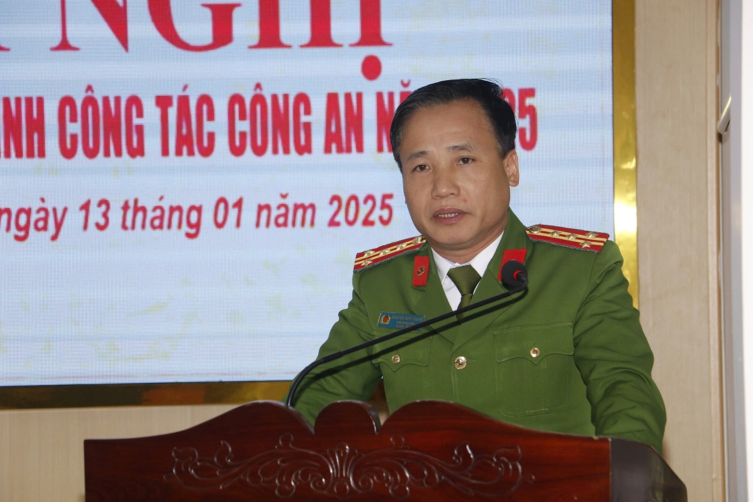 Đồng chí Đại tá Nguyễn Duy Thanh - Phó Giám đốc Công an tỉnh ghi nhận, đánh giá cao những kết quả, thành tích Công an huyện Tương Dương đạt được trong năm 2024; nhất là sự kịp thời, chủ động, hiệu quả trong tham mưu, sự quyết liệt trong phòng ngừa, đấu tranh với các loại tội phạm và hành vi vi phạm pháp luật…