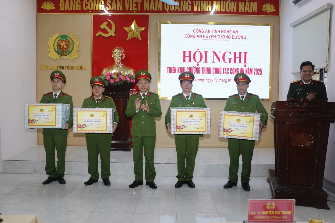 Đồng chí Đại tá Nguyễn Duy Thanh - trao quà của đồng chí Giám đốc Công an tỉnh tặng Công an huyện Tương Dương và Công an 4 xã biên giới