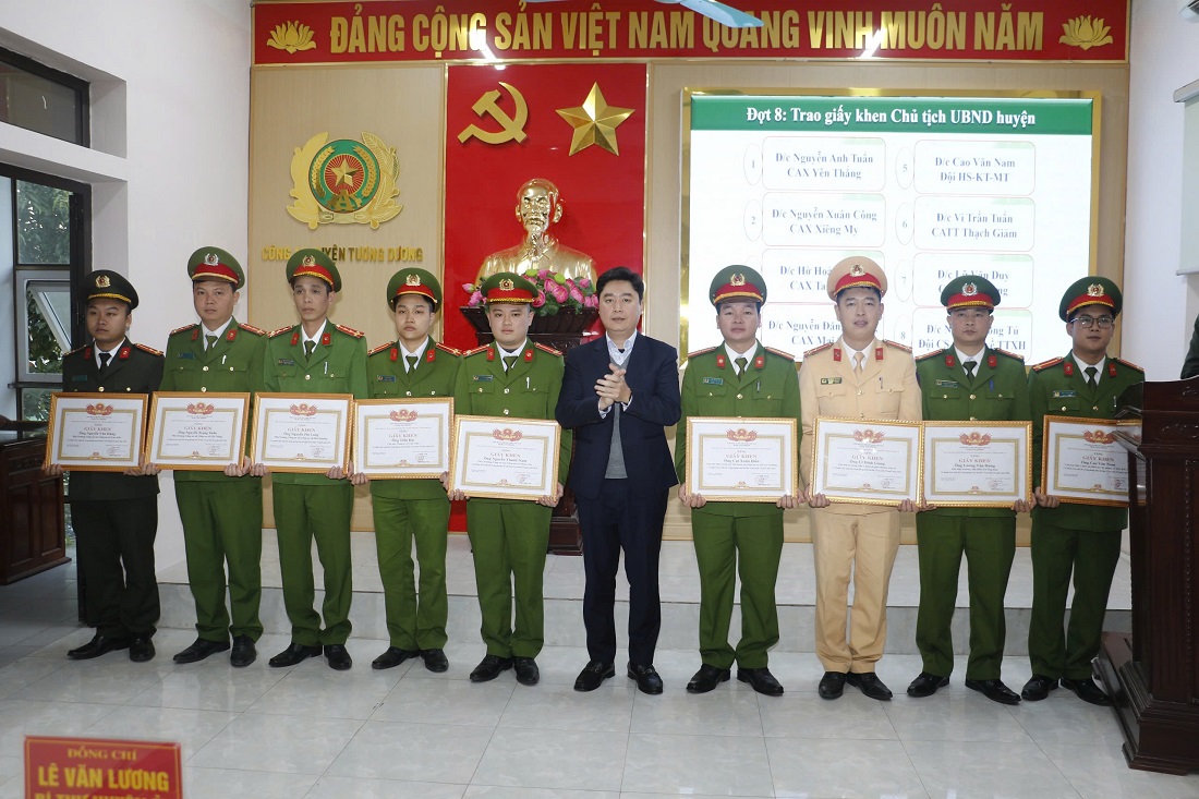 Đồng chí Lê Văn Lương tặng giấy khen của UBND huyện cho các tập thể, cá nhân có thành tích xuất sắc trong công tác, chiến đấu.