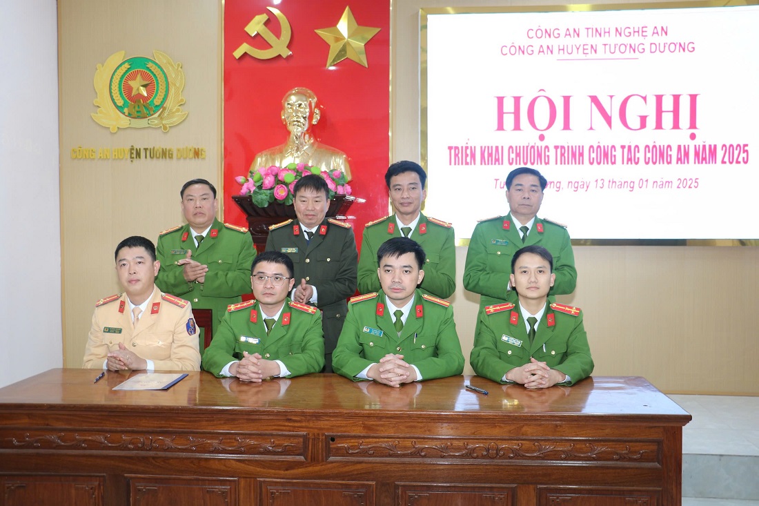 Đại diện các đội và Công an các xã, thị trấn ký cam kết thực hiện phong trào thi đua năm 2025