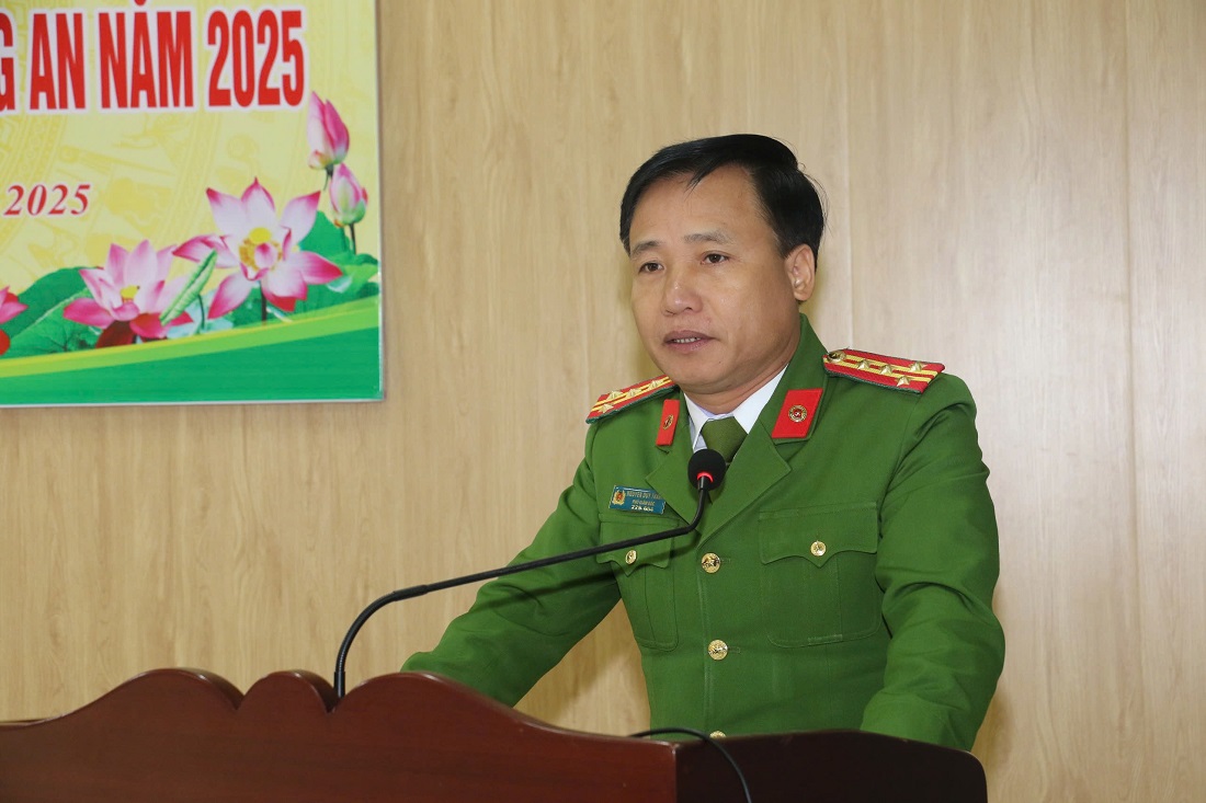 Đồng chí Đại tá Nguyễn Duy Thanh - Phó Giám đốc Công an tỉnh ghi nhận, đánh giá cao những kết quả, thành tích Công an huyện Con Cuông đạt được trong năm 2024