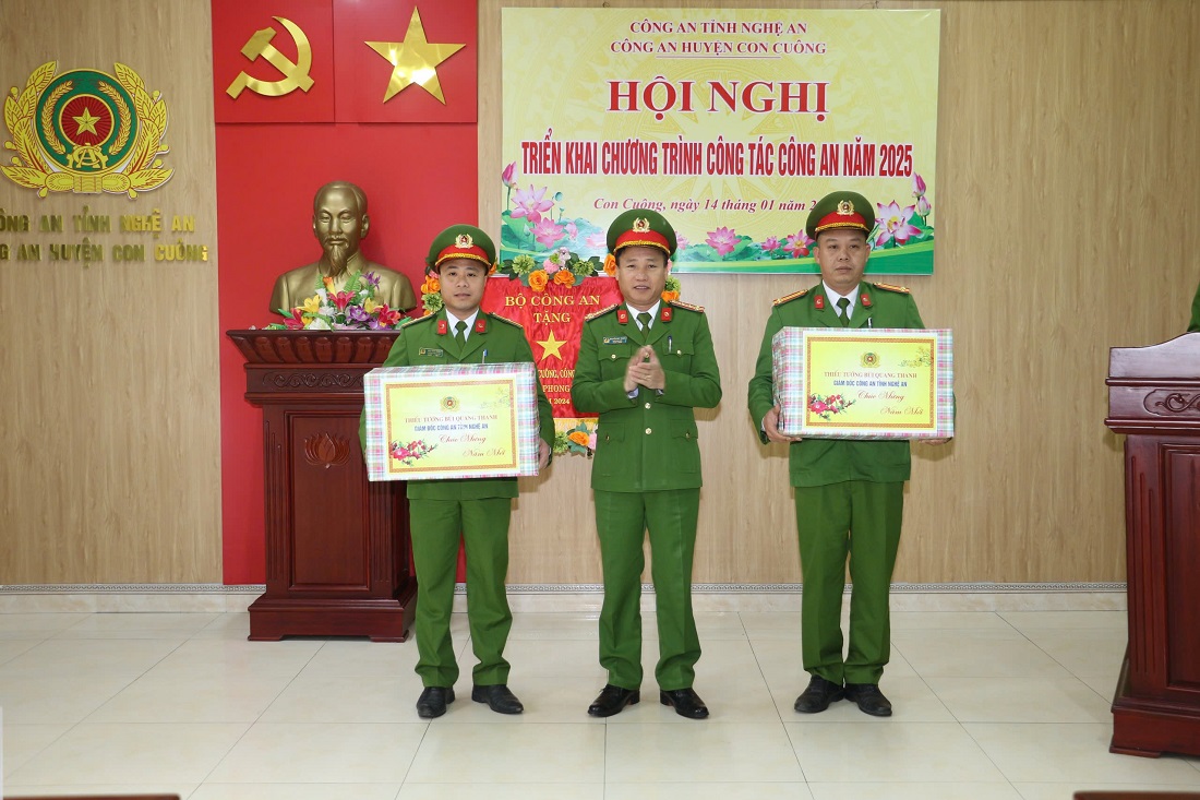 Đồng chí Đại tá Nguyễn Duy Thanh trao quà của đồng chí Giám đốc Công an tỉnh tặng Công an huyện Con Cuông và Công an 2 xã biên giới