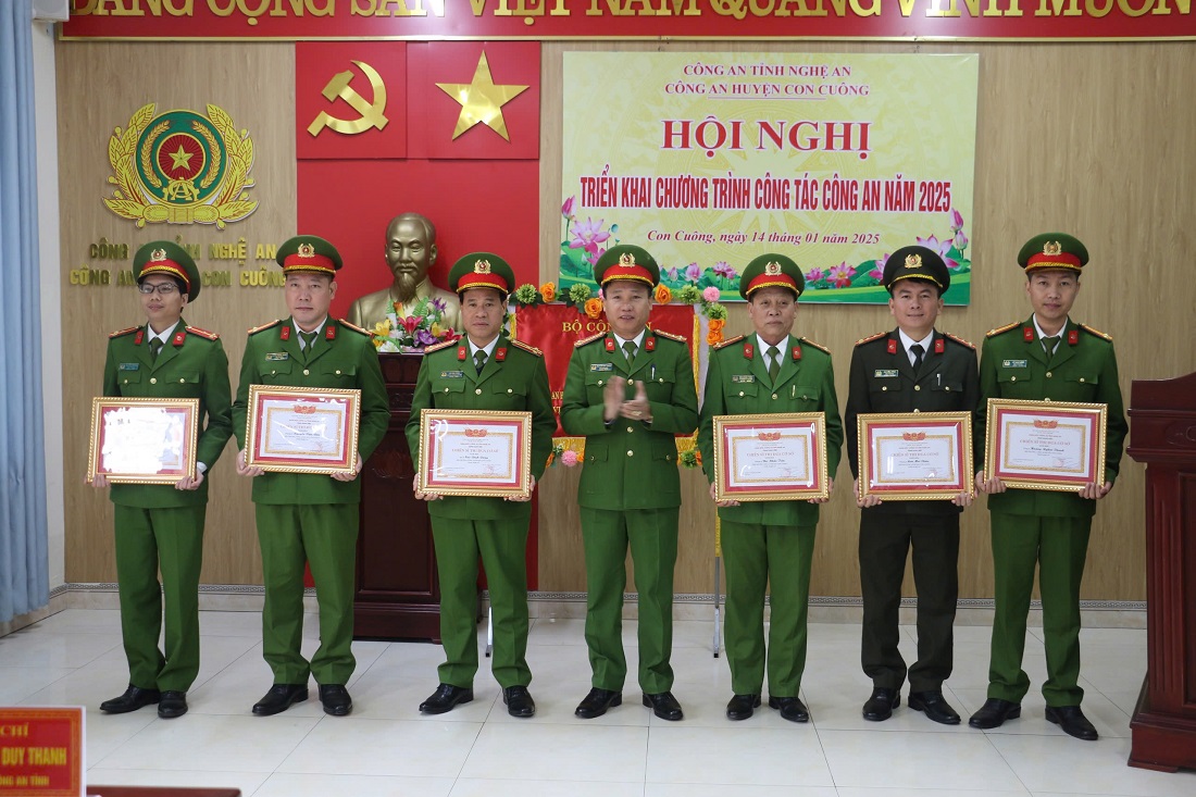 Đồng chí Đại tá Nguyễn Duy Thanh trao danh hiệu đơn vị quyết thắng cho các tập thể và danh hiệu chiến sĩ thi đua cơ sở tặng các cá nhân