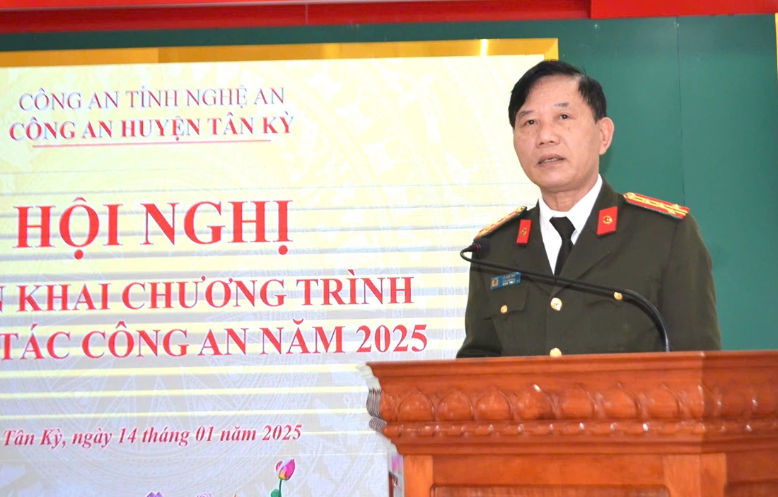 Đồng chí Đại tá Lê Văn Thái - Phó Giám đốc Công an tỉnh ghi nhận, đánh giá cao những kết quả, thành tích Công an huyện Tân Kỳ đạt được trong năm 2024. Đồng thời yêu cầu, thời gian tới, Công an huyện cần tiếp tục đẩy mạnh công tác đấu tranh phòng, chống tội phạm; làm tốt công tác giáo dục chính trị tư tưởng, xây dựng lực lượng; tập thể lãnh đạo, chỉ huy, cán bộ chiến sĩ đoàn kết, đồng lòng thực hiện tốt các nhiệm vụ công tác…