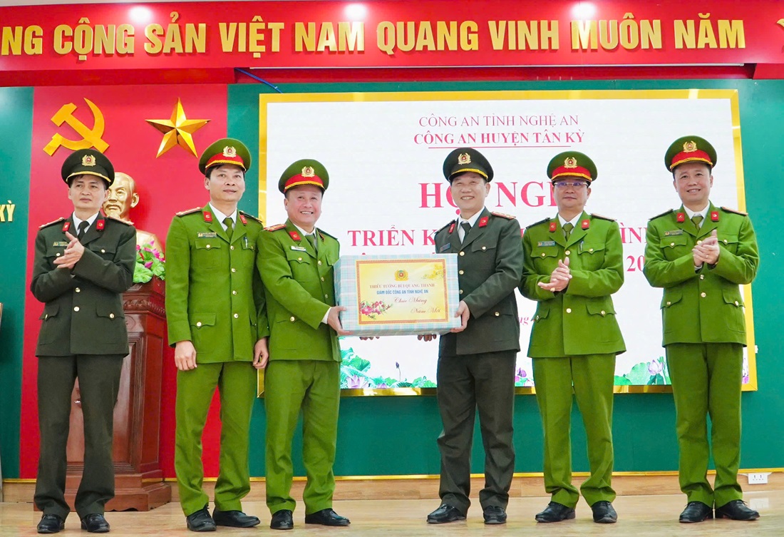 Đồng chí Đại tá Lê Văn Thái - Phó Giám đốc Công an tỉnh trao quà của đồng chí Giám đốc Công an tỉnh tặng Công an huyện Tân Kỳ