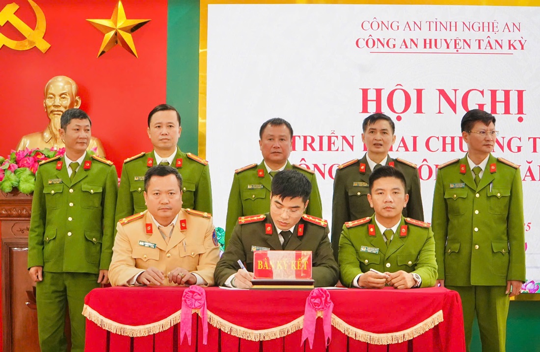 Các đội ký cam kết thực hiện phong trào thi đua năm 2025