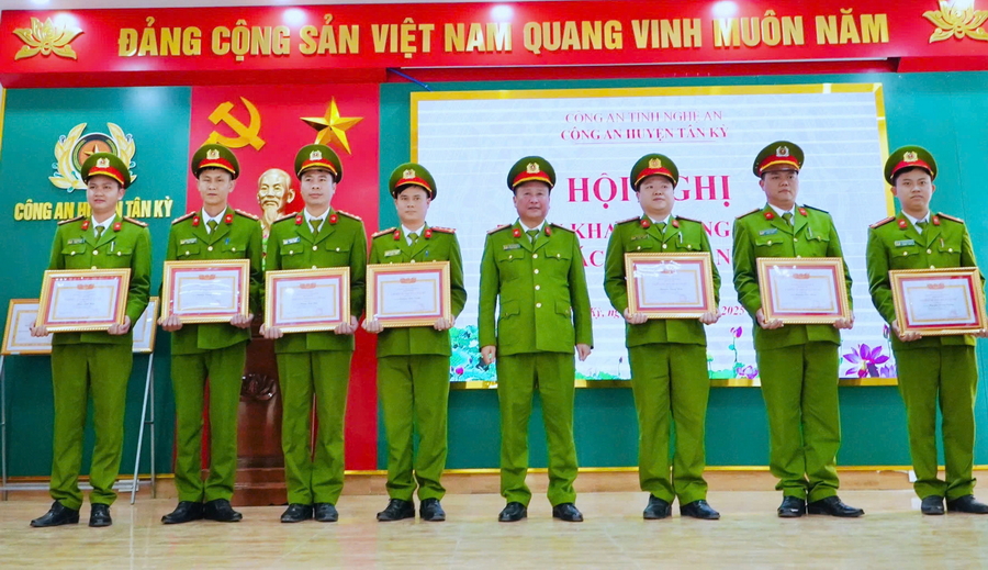 Nhiều tập thể, cá nhân Công an huyện Tân Kỳ đạt thành tích xuất sắc trong công tác, chiến đấu được trao thưởng các danh hiệu thi đua