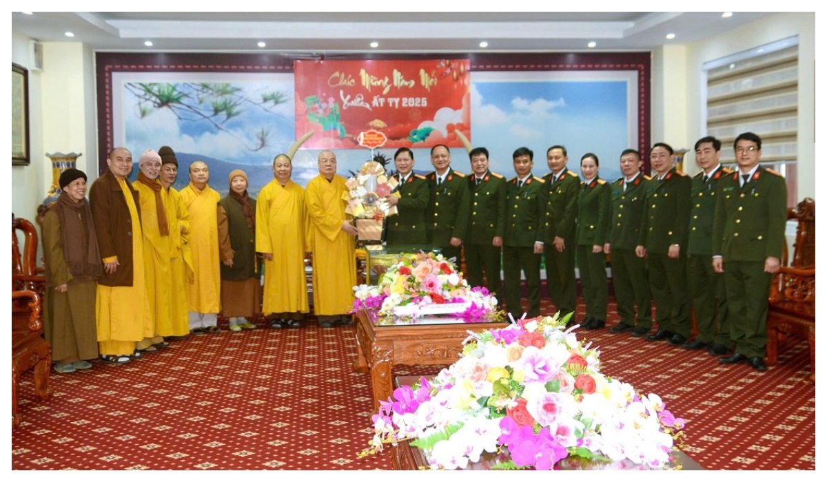 Các đoàn chức sắc tôn giáo chúc Tết Công an tỉnh Nghệ An