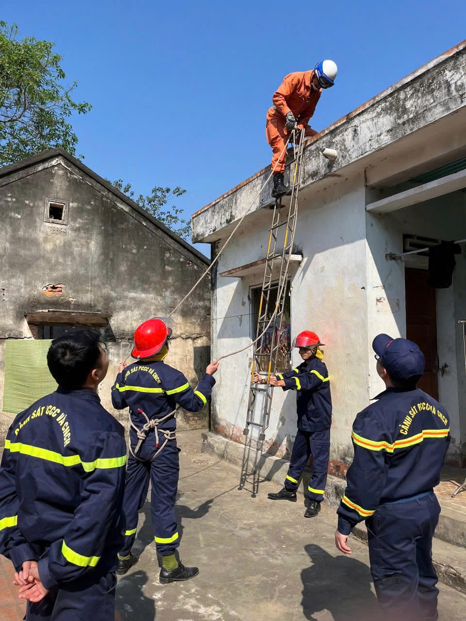 Chuyên gia Nhật Bản hướng dẫn về công tác cứu hộ trong nhiều tình huống