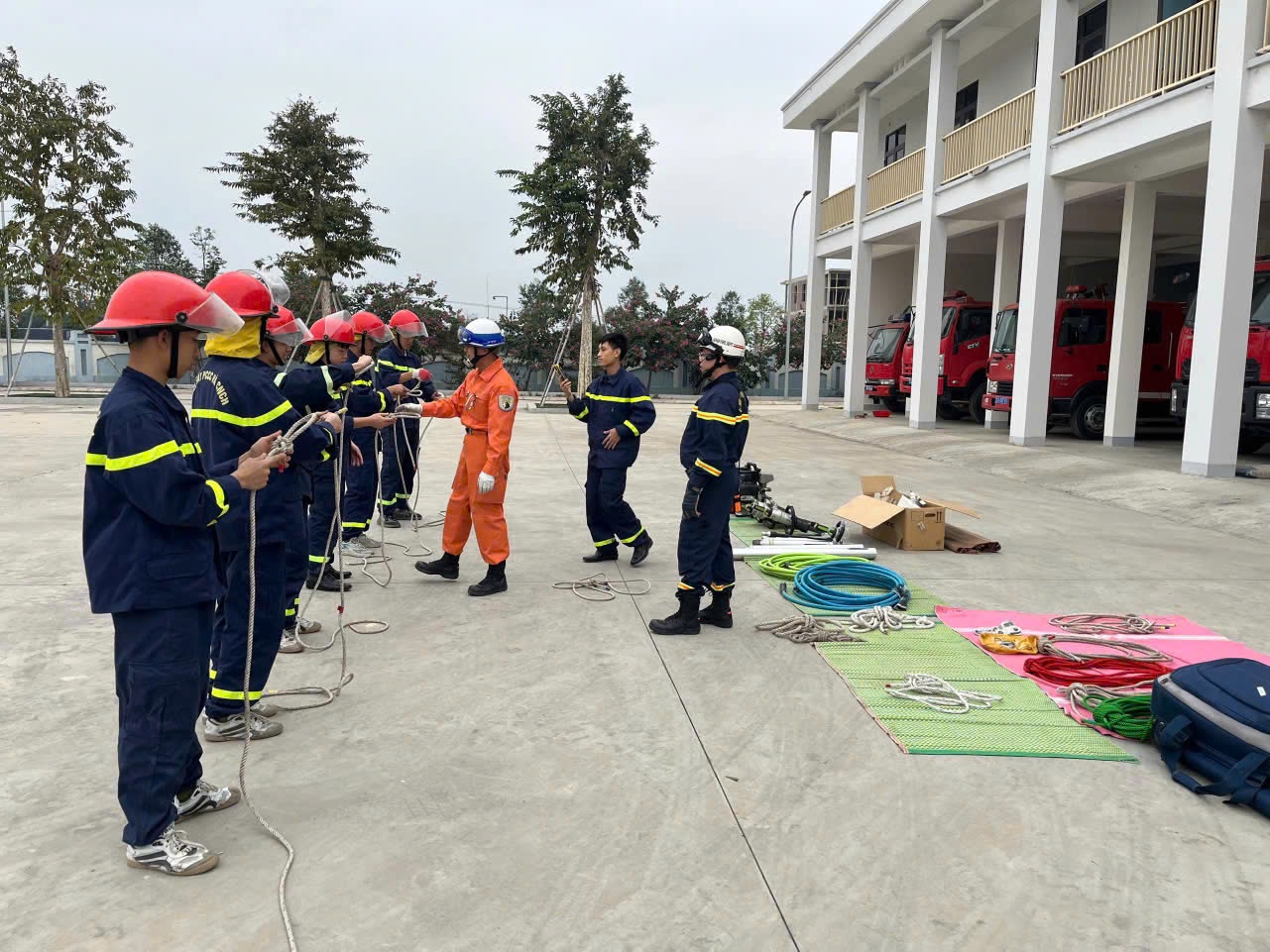 Cách sử dụng các thiết bị, phương tiện chữa cháy và CNCH
