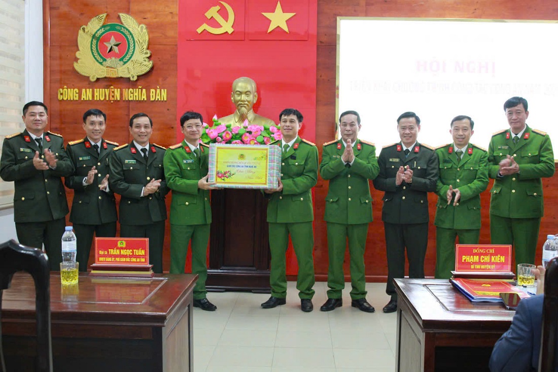 Đồng chí Đại tá Trần Ngọc Tuấn, Phó Giám đốc Công an tỉnh trao quà của đồng chí Giám đốc Công an tỉnh tặng Công an huyện Nghĩa Đàn