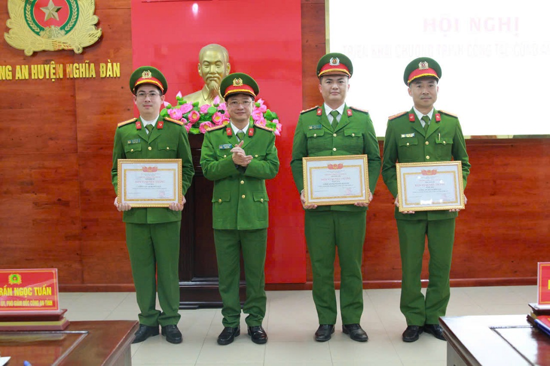 Đồng chí Đại tá Trần Ngọc Tuấn, Phó Giám đốc Công an tỉnh trao Bằng khen của Bộ trưởng Bộ Công an tặng các tập thể, cá nhân