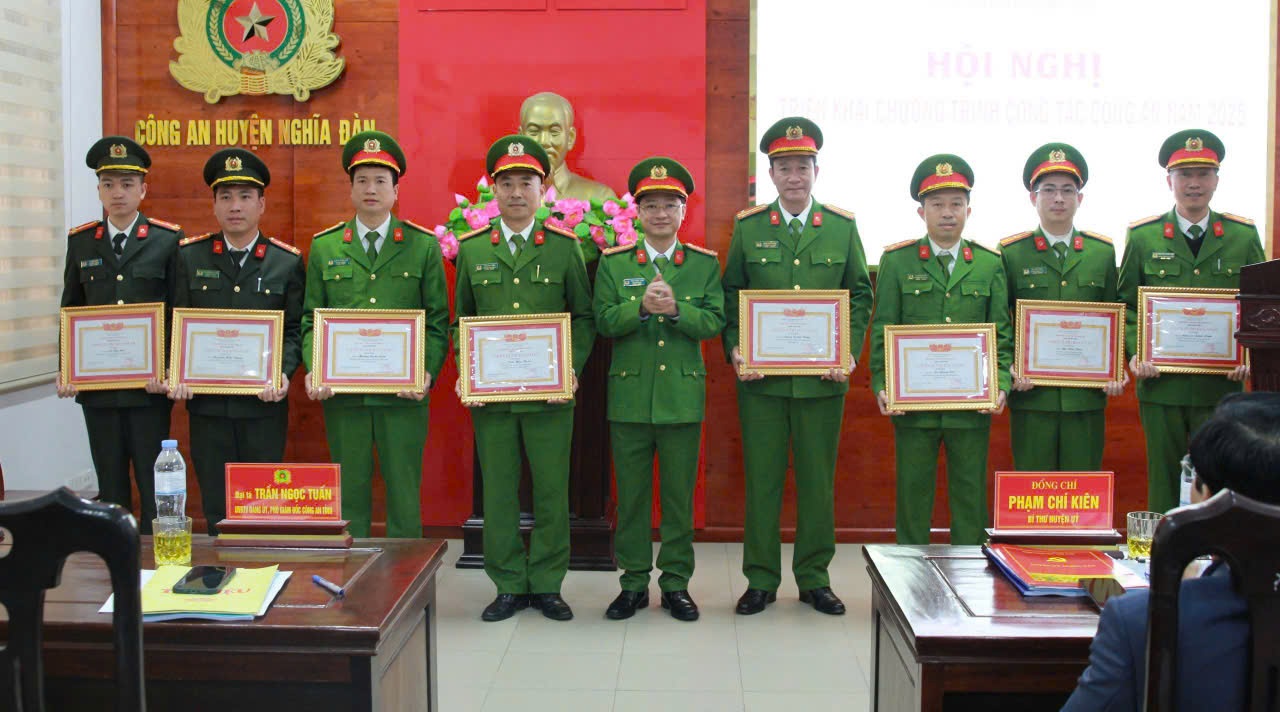 Đồng chí Đại tá Trần Ngọc Tuấn, Phó Giám đốc Công an tỉnh trao danh hiệu “Đơn vị Quyết thắng” và “Chiến sỹ thi đua cơ sở” tặng các tập thể, cá nhân
