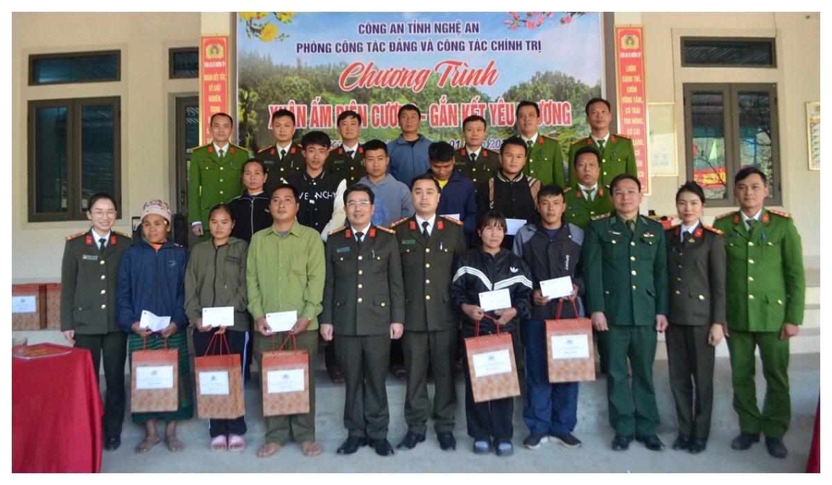 Tặng quà Tết đến các gia đình có hoàn cảnh khó khăn