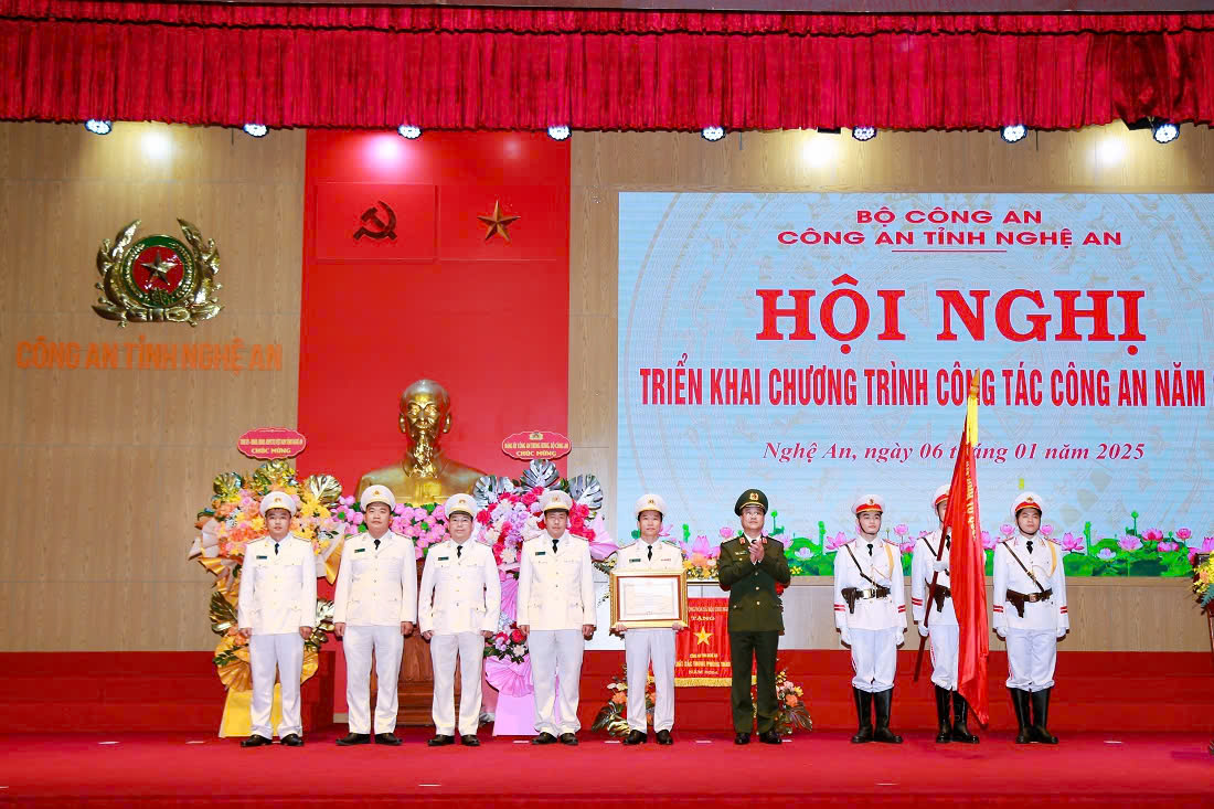 Thừa ủy quyền của Lãnh đạo Đảng, Nhà nước, đồng chí Trung tướng Phạm Thế Tùng - Ủy viên Ban Thường vụ Đảng ủy Công an Trung ương, Thứ trưởng Bộ Công an trao Huân chương Chiến công hạng Nhất cho tập thể Phòng Cảnh sát hình sự tại Hội nghị triển khai chương trình công tác Công an năm 2025 của Công an tỉnh
