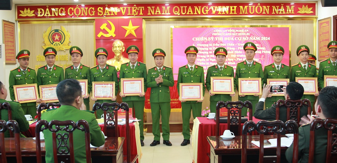 Khen thưởng các tập thể, cá nhân đạt thành tích xuất sắc 