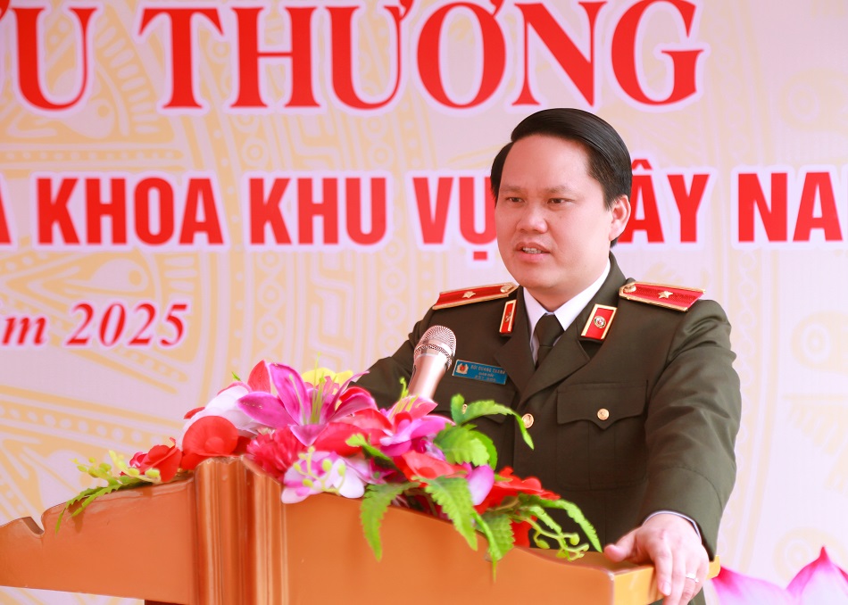 Đồng chí Thiếu tướng Bùi Quang Thanh, Ủy viên Ban Thường vụ Tỉnh ủy, Bí thư Đảng ủy, Giám đốc Công an tỉnh phát biểu tại buổi lễ    
