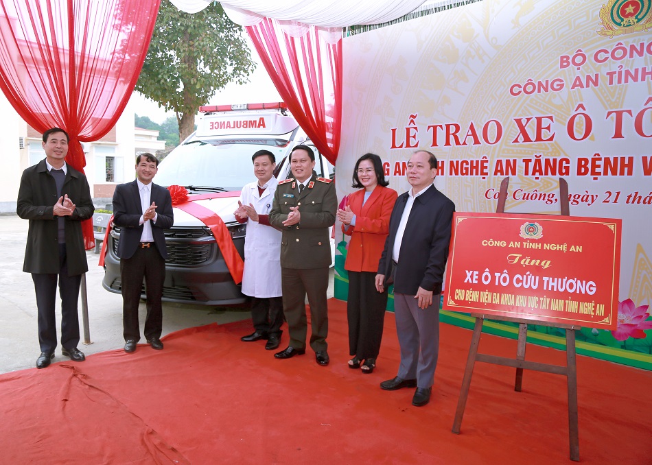 Đồng chí Thiếu tướng Bùi Quang Thanh, Ủy viên Ban Thường vụ Tỉnh ủy, Bí thư Đảng ủy, Giám đốc Công an tỉnh trao xe cứu thương tặng Bệnh viện Đa khoa khu vực Tây Nam 