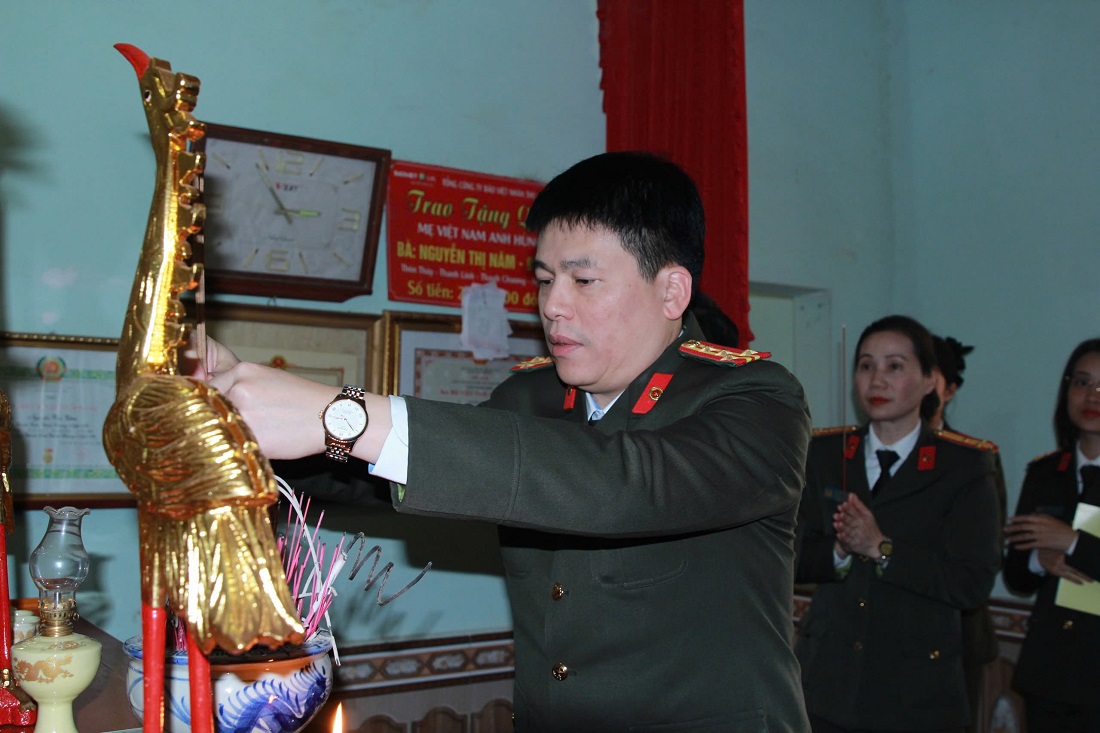 Đoàn công tác Công an tỉnh Nghệ An thắp hương tưởng niệm 02 Liệt sỹ hy sinh trong thời kỳ kháng chiến chống Mỹ cứu nước là con trai của Bà mẹ Việt Nam anh hùng Nguyễn Thị Năm ở xã Thanh Lĩnh, Thanh Chương