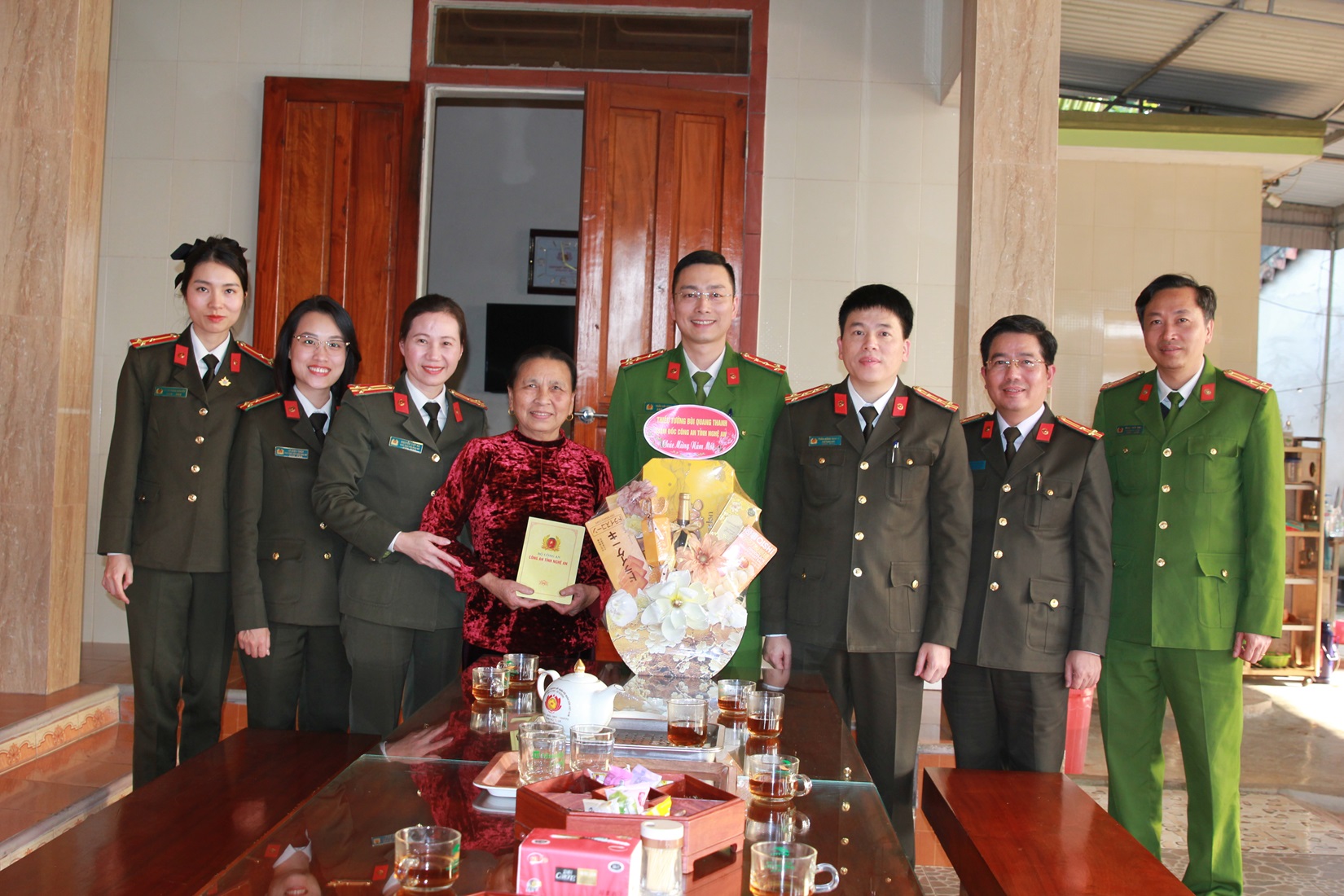 Đoàn công tác trao quà Tết tới đồng chí Đại úy Trần Võ Long, cán bộ Công an xã Thanh Sơn, huyện Thanh Chương là trường hợp gia đình có hoàn cảnh đặc biệt