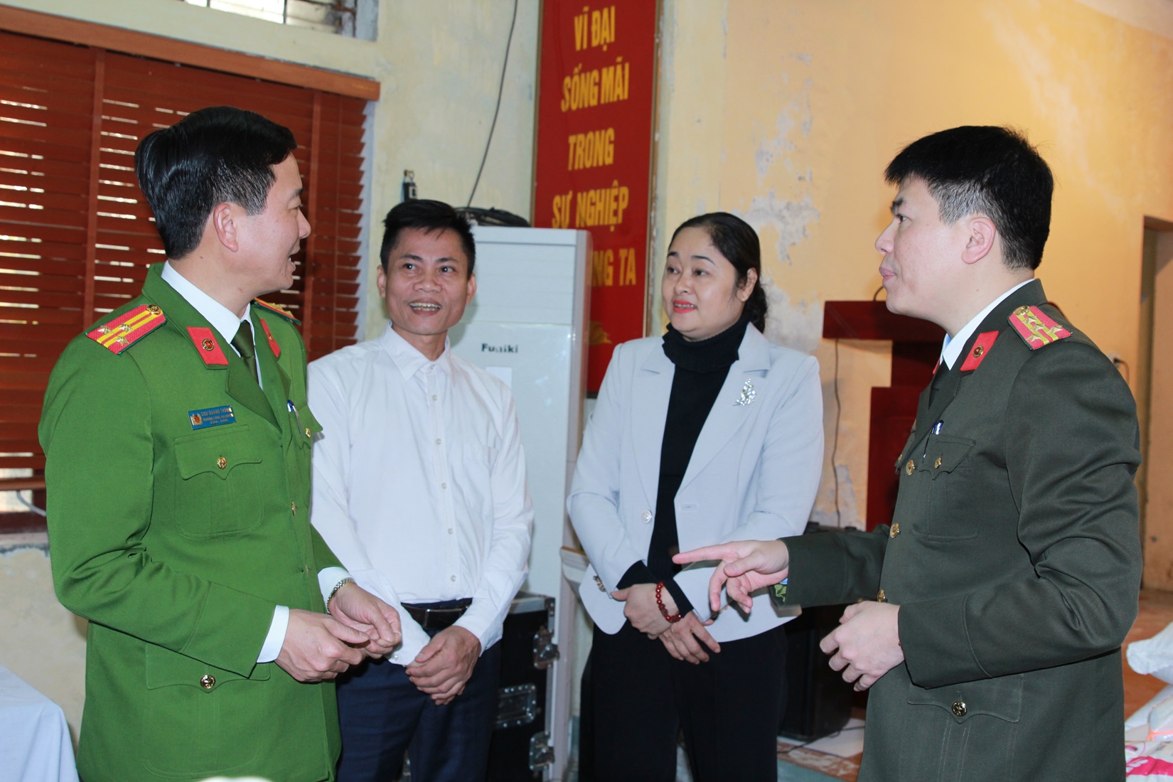 Tại đây, Đồng chí Đại tá Trần Hồng Quang – Phó Giám đốc Công an tỉnh và các đồng chí trong đoàn đã ân cần thăm hỏi, động viên, chia sẻ với những khó khăn mà các cán bộ, nhân viên và các đối tượng đang được nuôi dưỡng, chăm sóc tại Trung tâm Công tác xã hội tỉnh.