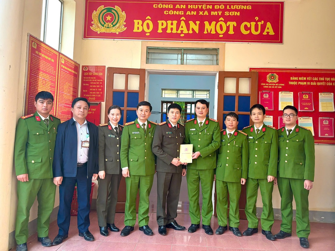 Trao quà Công an tỉnh tới Công an xã Mỹ Sơn, huyện Đô Lương