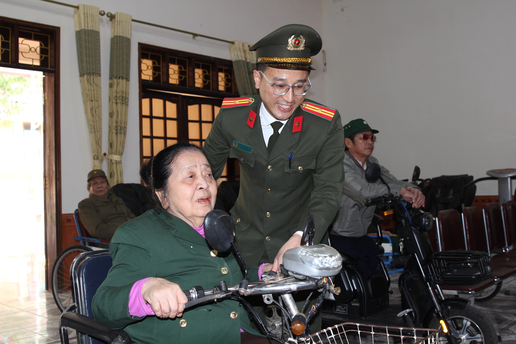 Đoàn công tác trao những phần quà ý nghĩa tới các đồng chí thương binh, bệnh binh đang điều trị tại Trung tâm Điều dưỡng thương binh
