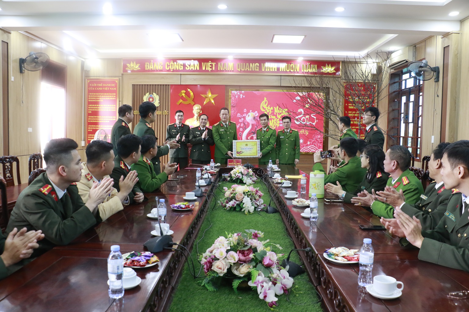 Đoàn công tác thăm, tặng quà, chúc Tết cán bộ, chiến sỹ Công an huyện Nghi Lộc