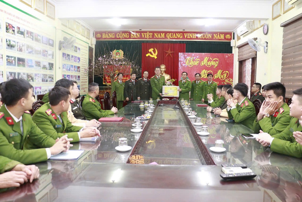 Đoàn công tác thăm, tặng quà, chúc Tết cán bộ, chiến sỹ Công an huyện Quỳnh Lưu