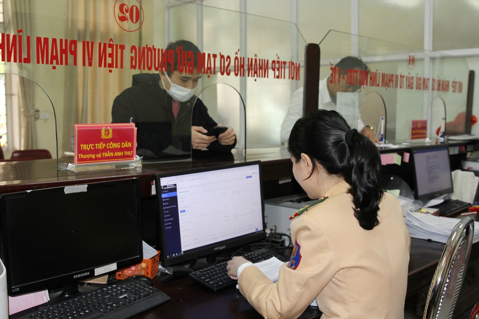 Trước khi ra quyết định xử phạt, các trường hợp vi phạm đều được Đội Cảnh sát giao thông – trật tự Công an thành phố Vinh cho xem lại hành vi vi phạm trật tự an toàn giao thông được hệ thống camera giám sát an ninh ghi lại