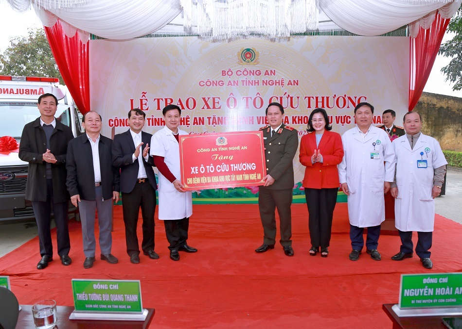 Đồng chí Thiếu tướng Bùi Quang Thanh, Ủy viên Ban Thường vụ Tỉnh ủy, Bí thư Đảng ủy, Giám đốc Công an tỉnh trao xe cứu thương tặng Bệnh viện Đa khoa khu vực Tây Nam Nghệ An