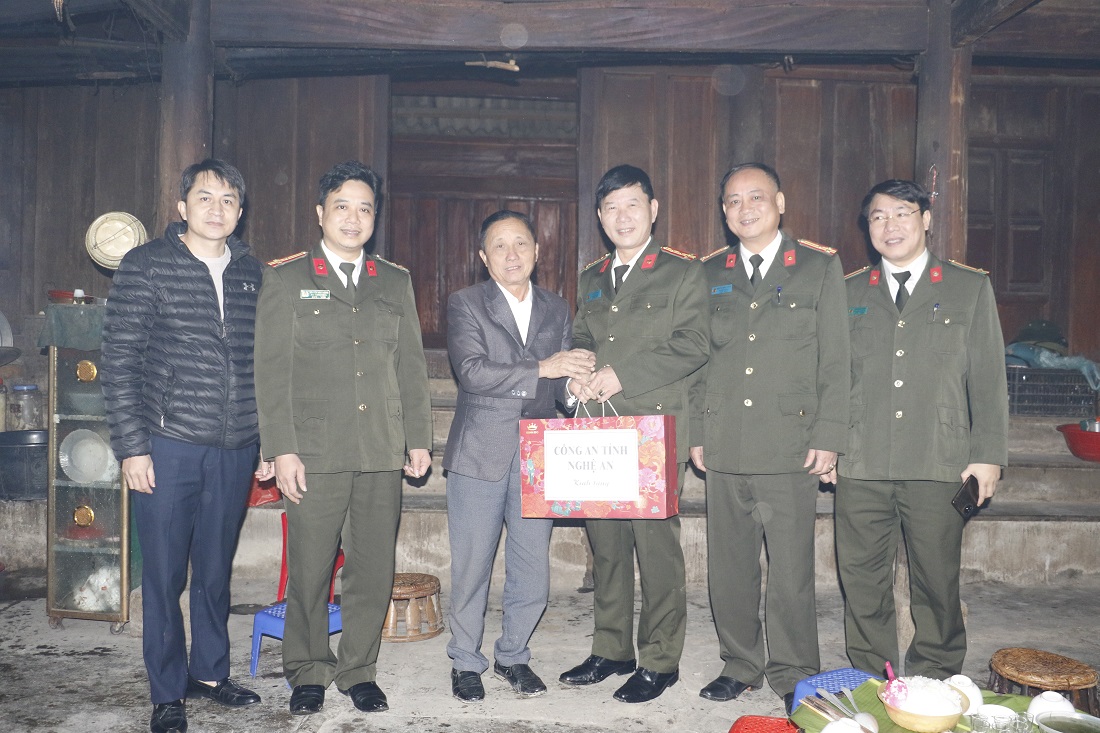 Đồng chí Đại tá Lê Văn Thái - Phó Giám đốc Công an tỉnh trao quà tặng các già làng, người có uy tín tiêu biểu tại xã Mường Lống, huyện Kỳ Sơn