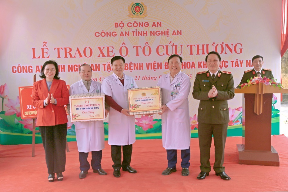 Đồng chí Thiếu tướng Bùi Quang Thanh, Ủy viên Ban Thường vụ Tỉnh ủy, Bí thư Đảng ủy, Giám đốc Công an tỉnh và đồng chí Lê Thị Hoài Chung, Ủy viên Ban Chấp hành Đảng bộ tỉnh, Giám đốc Sở Y tế trao quà tặng Bệnh viện Đa khoa khu vực Tây Nam