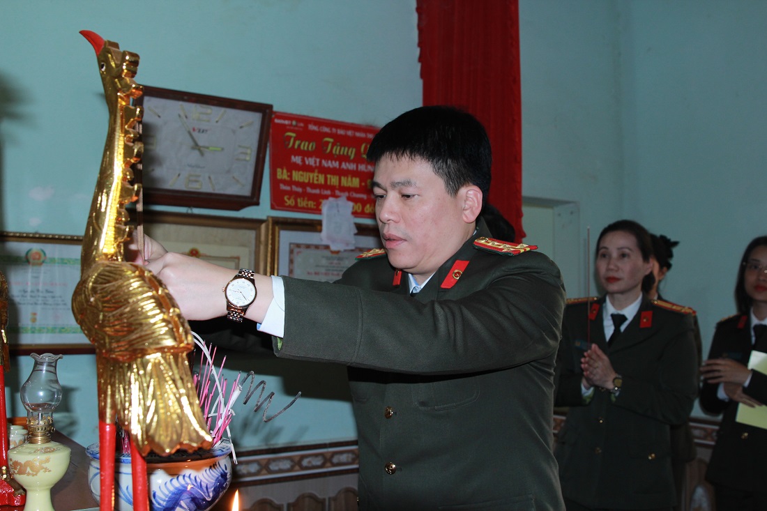 Đoàn công tác Công an tỉnh Nghệ An do đồng chí Đại tá Trần Hồng Quang, Phó Giám đốc Công an tỉnh làm Trưởng đoàn đã đến thắp hương tưởng niệm 02 Liệt sỹ hy sinh trong thời kỳ kháng chiến chống Mỹ cứu nước là con trai của Bà mẹ Việt Nam anh hùng Nguyễn Thị Năm ở xã Thanh Lĩnh, huyện Thanh Chương