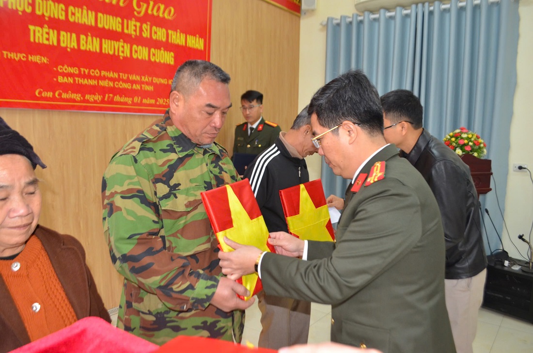 Trân trọng bàn giao ảnh phục dựng tặng thân nhân Liệt sĩ trên địa bàn huyện Con Cuông