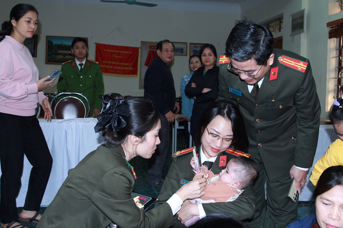 Thăm, tặng quà tại Trung tâm công tác xã hội tỉnh Nghệ An đóng tại địa bàn xã Lưu Sơn, huyện Đô Lương