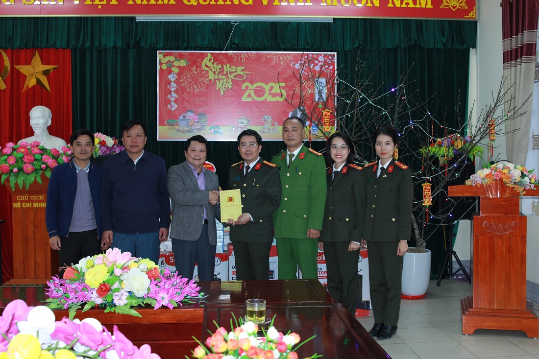Thăm, tặng quà tại Trung tâm bảo trợ xã hội tỉnh Nghệ An đóng tại địa bàn xã Giang Sơn Đông, huyện Đô Lương