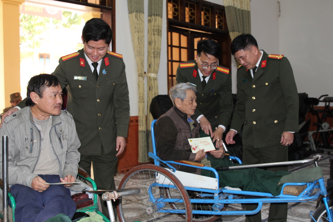 Đoàn công tác trao những phần quà ý nghĩa tới các đồng chí thương binh, bệnh binh đang điều trị tại Trung tâm Điều dưỡng thương binh