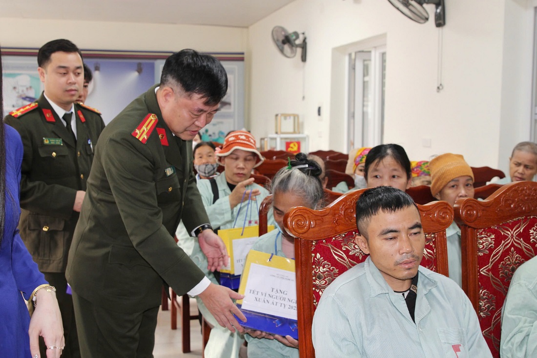 Đoàn công tác ân cần thăm hỏi, động viên và tặng quà các bệnh nhân có hoàn cảnh khó khăn đang điều trị tại Bệnh viện Ung bướu