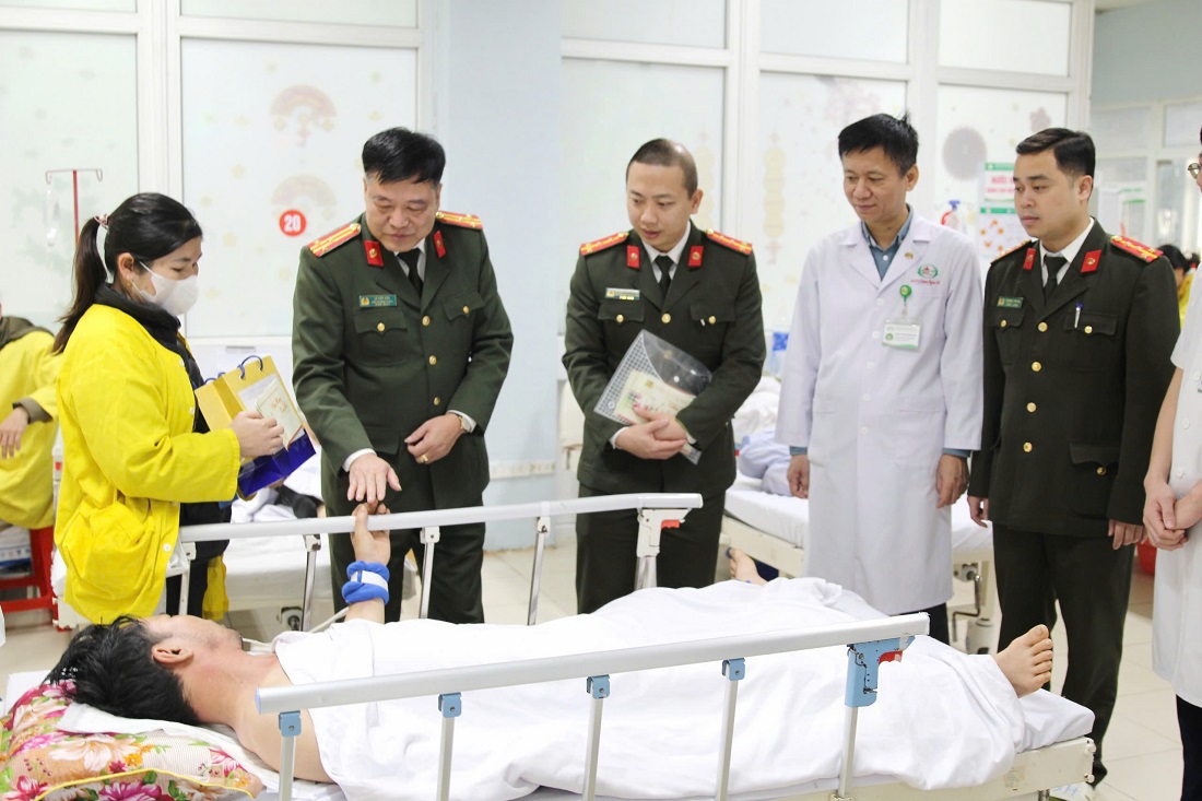 Công an tỉnh Nghệ An thăm, tặng quà bệnh nhân đang điều trị tại Bệnh viện Hữu nghị Đa khoa Nghệ An