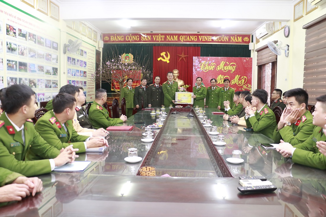 Đoàn công tác Công an tỉnh do đồng chí Đại tá Nguyễn Đức Cường, Phó Giám đốc Công an tỉnh làm Trưởng đoàn đã đến thăm, tặng quà tại Công an huyện Quỳnh Lưu