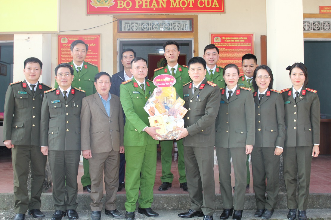 Đoàn công tác thăm, tặng quà động viên cán bộ, chiến sỹ Công an xã Ngọc Sơn (Thanh Chương) yên tâm làm tốt công tác đảm bảo ANTT dịp Tết Nguyên đán